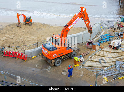 Machen Reparaturen an dem Deich neben der Pier, Cromer, Norfolk, England UK Stockfoto