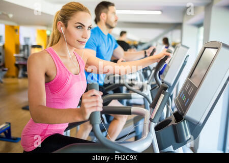 Fit Blondine mit dem Stepper Stockfoto