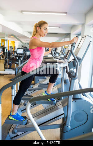 Fit Blondine mit dem Stepper Stockfoto