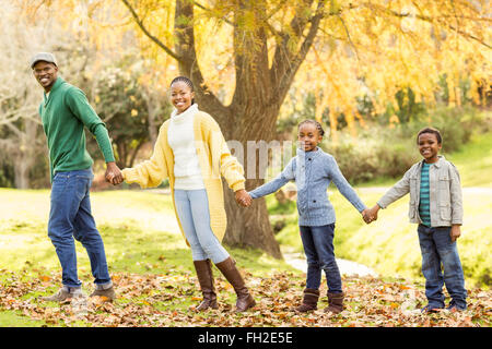 Junge Familie geben ihre Hände, andere Lächeln Stockfoto
