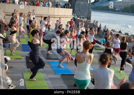 Moskau - Juni 21: Teilnehmer an der freien öffentlichen Yoga-Kurs im Sommer im Park, am 21. Juni 2015 in Moskau Stockfoto