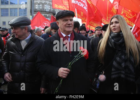 Moskau, Russland. 23. Februar 2016. Gennady Zuganov (C), Führer der kommunistischen Partei Russlands, besucht eine Parade, die Markierung der Tag des Verteidigers des Vaterlandes in Moskau, Russland, am 23. Februar 2016. Vaterlandes Verteidiger Tag war der Tag der sowjetischen Armee und Marine. Vaterlandes Verteidiger Tag seit ein gesetzlicher Feiertag und ein Tag aus 2002 um diejenigen zu gedenken, die im zweiten Weltkrieg starben. Bildnachweis: Evgeny Sinitsyn/Xinhua/Alamy Live-Nachrichten Stockfoto