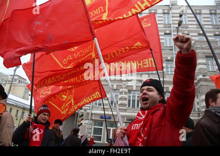 Moskau, Russland. 23. Februar 2016. Ein Mann ruft Parolen während einer Parade, die Markierung der Tag des Verteidigers des Vaterlandes in Moskau, Russland, am 23. Februar 2016. Vaterlandes Verteidiger Tag war der Tag der sowjetischen Armee und Marine. Vaterlandes Verteidiger Tag seit ein gesetzlicher Feiertag und ein Tag aus 2002 um diejenigen zu gedenken, die im zweiten Weltkrieg starben. Bildnachweis: Evgeny Sinitsyn/Xinhua/Alamy Live-Nachrichten Stockfoto