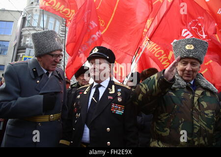 Moskau, Russland. 23. Februar 2016. Veteranen besuchen eine Parade, die Markierung der Tag des Verteidigers des Vaterlandes in Moskau, Russland, am 23. Februar 2016. Vaterlandes Verteidiger Tag war der Tag der sowjetischen Armee und Marine. Vaterlandes Verteidiger Tag seit ein gesetzlicher Feiertag und ein Tag aus 2002 um diejenigen zu gedenken, die im zweiten Weltkrieg starben. Bildnachweis: Evgeny Sinitsyn/Xinhua/Alamy Live-Nachrichten Stockfoto