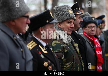 Moskau, Russland. 23. Februar 2016. Veteranen besuchen eine Parade, die Markierung der Tag des Verteidigers des Vaterlandes in Moskau, Russland, am 23. Februar 2016. Vaterlandes Verteidiger Tag war der Tag der sowjetischen Armee und Marine. Vaterlandes Verteidiger Tag seit ein gesetzlicher Feiertag und ein Tag aus 2002 um diejenigen zu gedenken, die im zweiten Weltkrieg starben. Bildnachweis: Evgeny Sinitsyn/Xinhua/Alamy Live-Nachrichten Stockfoto