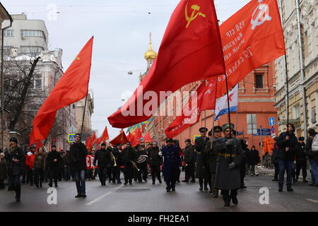 Moskau, Russland. 23. Februar 2016. Menschen Welle Fahnen während einer Parade, die Markierung der Tag des Verteidigers des Vaterlandes in Moskau, Russland, am 23. Februar 2016. Vaterlandes Verteidiger Tag war der Tag der sowjetischen Armee und Marine. Vaterlandes Verteidiger Tag seit ein gesetzlicher Feiertag und ein Tag aus 2002 um diejenigen zu gedenken, die im zweiten Weltkrieg starben. Bildnachweis: Evgeny Sinitsyn/Xinhua/Alamy Live-Nachrichten Stockfoto