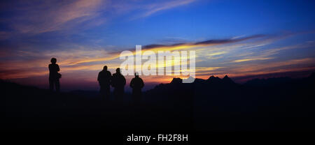 Wanderer, die einen Berg Sonnenaufgang von der Spitze des Kitzbüheler Horns zu beobachten. Österreich. Europa Stockfoto