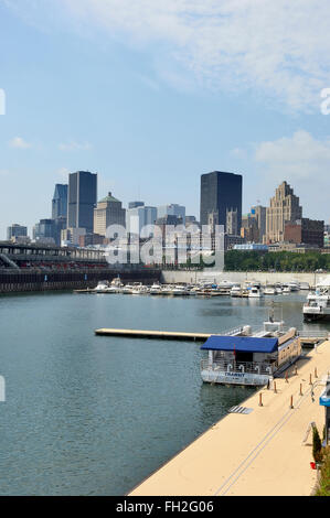 Ansicht der Innenstadt von Montreal zeigt den Anschluss am St.-Lorenz-Strom mit Kreuzfahrtschiff für den Tourismus in Montreal Stockfoto