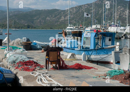Fischer seine Netze flicken. Saint Florent. Korsika. Frankreich Stockfoto