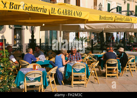 Insel Lipari, Restaurant an der Promenade der Äolischen Inseln, Sizilien, Italien, Europa Stockfoto