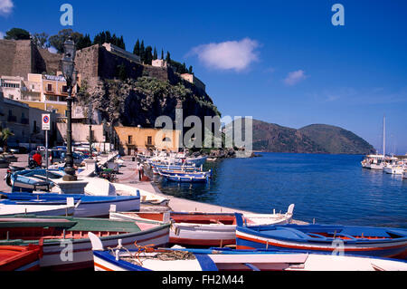 Insel Lipari, Angelboote/Fischerboote im Hafen von Marina Corta, Äolischen Inseln, Sizilien, Italien, Europa Stockfoto