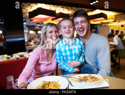 Familie beim Mittagessen im Einkaufszentrum Stockfoto