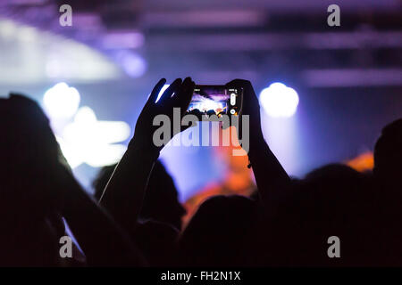 Konzertbesucher eine Aufnahme mit dem iPhone Stockfoto