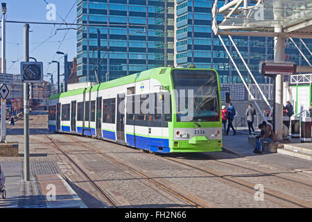 Eine Straßenbahn nähert sich auf der Strecke Bahnhof East Croydon, Beckenham Stockfoto