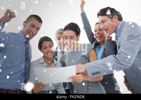 Zusammengesetztes Bild des Business-Team feiert einen neuen Vertrag Stockfoto