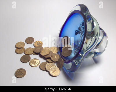 umgestürzten Vase mit Kleinigkeit; Füllhorn; fallen Stockfoto