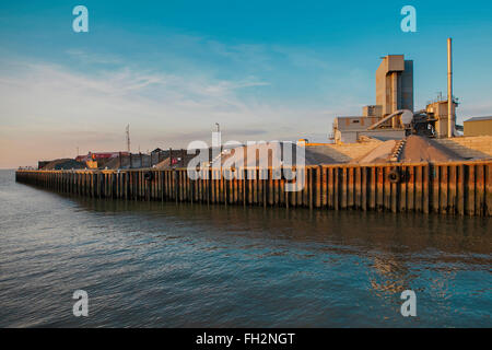 WHITSTABLE, Großbritannien - 9. Februar 2015: Brett Aggregate ist eine Asphaltmischanlage im Hafen. Es ist das dritte Brett Pflanze auf befinden Stockfoto