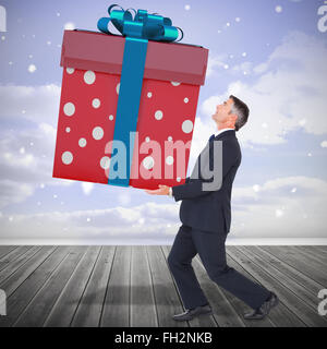 Zusammengesetztes Bild Des Stilvollen Mann Mit Riesen Geschenk Stockfotografie Alamy