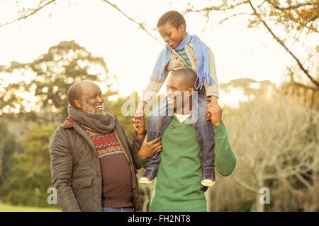 Großfamilie posiert mit warmer Kleidung Stockfoto