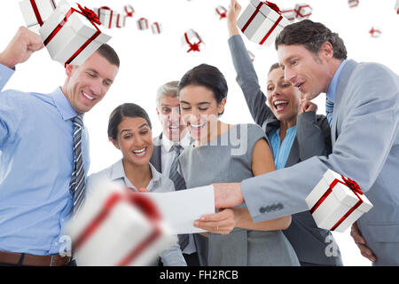 Zusammengesetztes Bild des Business-Team feiert einen neuen Vertrag Stockfoto