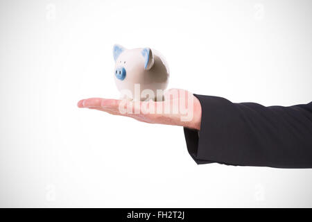 Zusammengesetztes Bild des Kaufmanns an Hand heraus in Präsentation Stockfoto