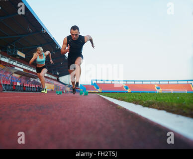 Sportlicher Mann start Stockfoto