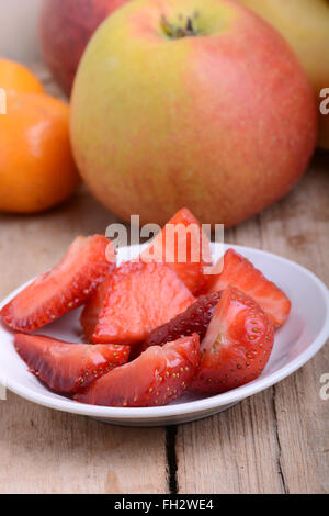 Erdbeerscheiben und Apfel, Mandarine und Pfirsich, Nahaufnahme Stockfoto