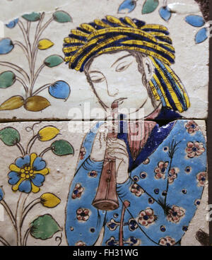Panel mit Flötist. Iran. Isfahan. 1680-1730. Fliese.  Farbig glasiert. Isfahan. Safavid Periode. Louvre-Museum. Paris. Frankreich. Stockfoto