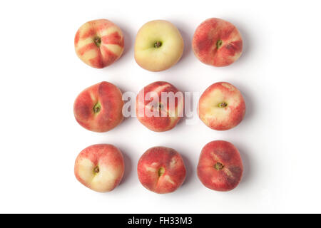 Frisches wild flachen Pfirsiche isoliert auf weißem Hintergrund Stockfoto