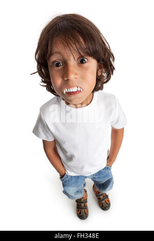 Kleiner Junge mit Vampire Zähne auf weißem Hintergrund Stockfoto