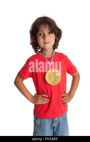 Kleiner Junge mit einem ersten Platz Medaille auf weißem Hintergrund Stockfoto