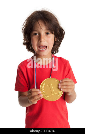 Kleiner Junge mit einem ersten Platz Medaille auf weißem Hintergrund Stockfoto