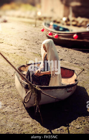 junge Frau trägt den Schleier im Boot sitzen Stockfoto
