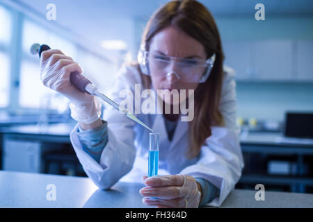 Wissenschaftler, die Chemikalie in Reagenzglas Umspritzen Stockfoto