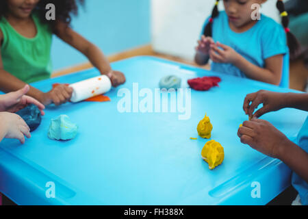 Lachende Kinder mit Modelliermasse Stockfoto