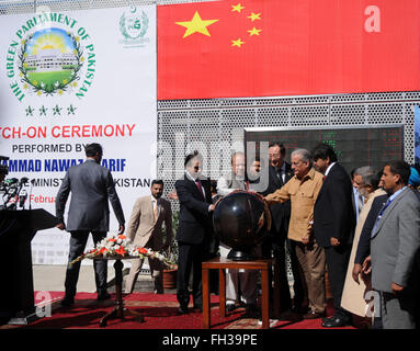 Islamabad, Pakistan. 23. Februar 2016. Pakistanische Premierminister Nawaz Sharif (6. R, vorne), Vorsitzender der pakistanischen Senat Mian Raza Rabbani (4. R, vorne), Sprecher der National Assembly of Pakistan Ayaz Sadiq (7. R, vorne) und der chinesische Botschafter in Pakistan Sun Weidong (5. R Front) feierlichen einschalten grün Parlament von Pakistan auf dem Parliament House in Islamabad, der Hauptstadt von Pakistan, 23. Februar zu besuchen , 2016. Bildnachweis: Xinhua/Alamy Live-Nachrichten Stockfoto