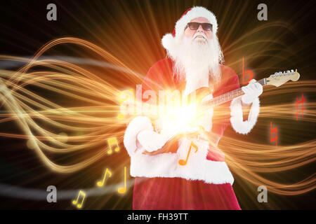 Zusammengesetztes Bild des Weihnachtsmannes spielt Gitarre mit Sonnenbrille Stockfoto