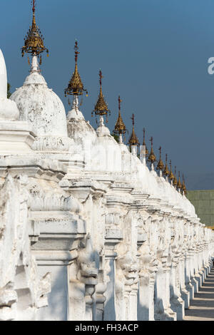 Reihe von weißen Kyauksa gu Stupas in Kuthodaw Pagode in Mandalay, Birma (Myanmar) Stockfoto