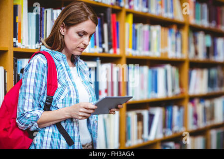 Ältere Schüler in der Bibliothek mit tablet Stockfoto