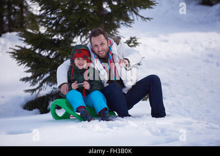 Porträt von Vater und Sohn auf Schnee Stockfoto