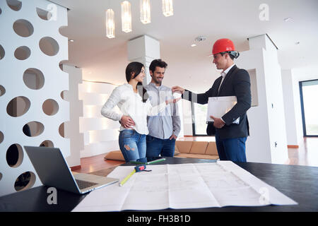 paar neue Haus mit Immobilienmakler kaufen Stockfoto