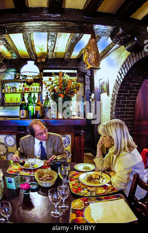 Paris, FRANKREICH - Geschäftsleuten, die mittags im französischen Regionalrestaurant 'Ambassade d'Auvergne' speisen, Bistro-Einrichtung Stockfoto