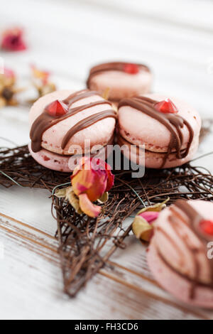 Rosa Macarons mit Schokolade und essbare Diamant Stockfoto