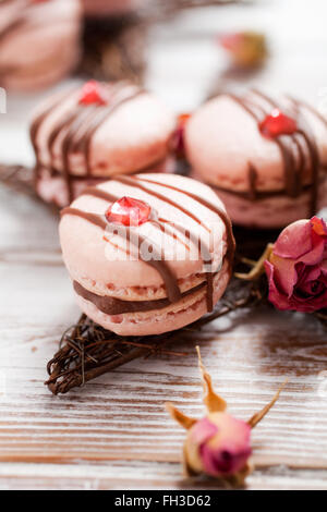 Rosa Macarons mit Schokolade und essbare Diamant Stockfoto