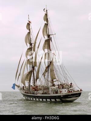 AJAXNETPHOTO. 2006. AUF HOHER SEE, KANAL. -OCEAN YOUTH TRUST GROßSEGLER STAVROS NIARCHOS UNTER SEGEL IN DEN ÄRMELKANAL. FOTO: JONATHAN EASTLAND/AJAX REF: 630013 Stockfoto