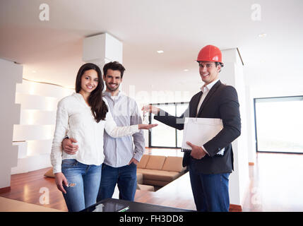 paar neue Haus mit Immobilienmakler kaufen Stockfoto
