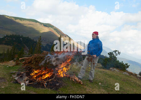 Wandern Mann versuchen, Feuer Stockfoto