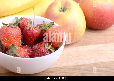 Nahaufnahme der Vielfalt von Früchten auf alte Holzplatte Stockfoto