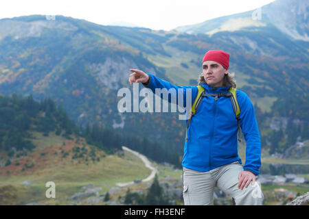 Advanture Mann mit Rucksack wandern Stockfoto