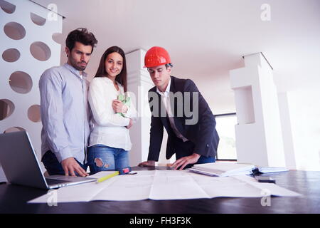 paar neue Haus mit Immobilienmakler kaufen Stockfoto